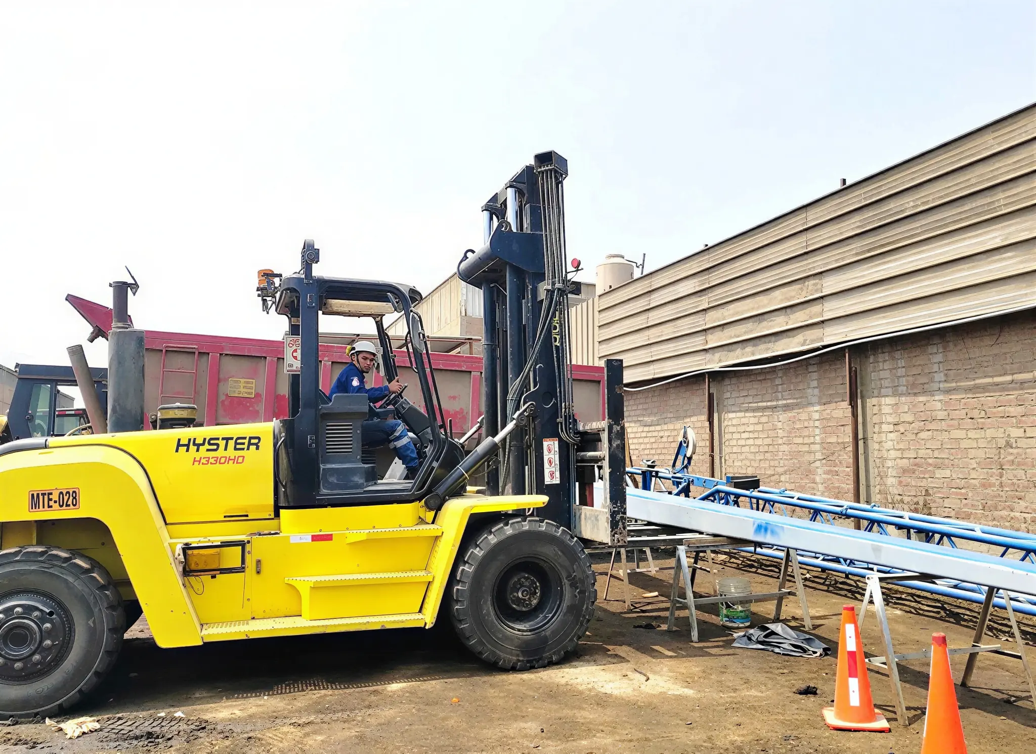 Capacitación y evaluación práctica para operador de montacargas pesado de alto tonelaje en ECAX Perú