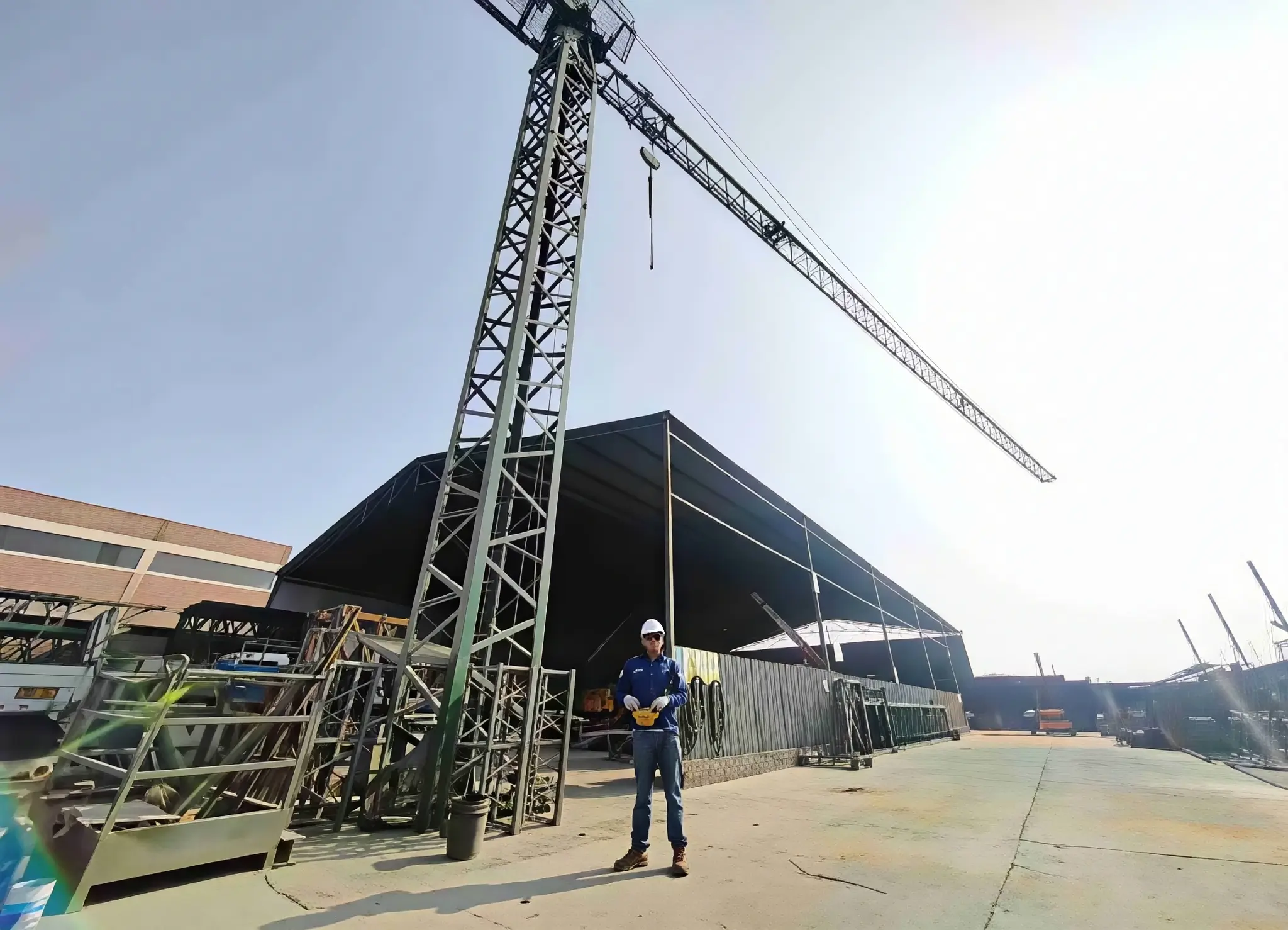 Entrenamiento profesional y supervisión para Rigger guiando maniobras de grúa móvil en ECAX