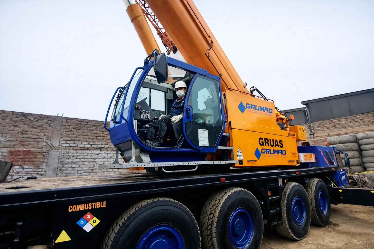 Operador de maquinaria pesada dentro de la cabina de grúa móvil durante su riguroso entrenamiento